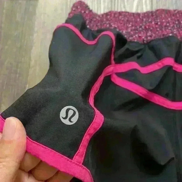 Lululemon tracker short size 6 - Picture 4 of 7